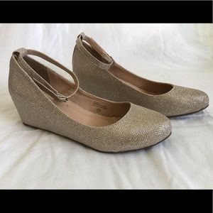 Chase and Chloe wedge women’s 7.5 nude glitter